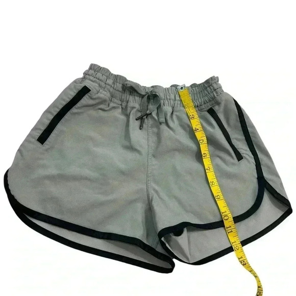 Lululemon Varsity Short Black Tie waist Pockets Gym Lift Crosstrain Size 4 - Picture 3 of 7